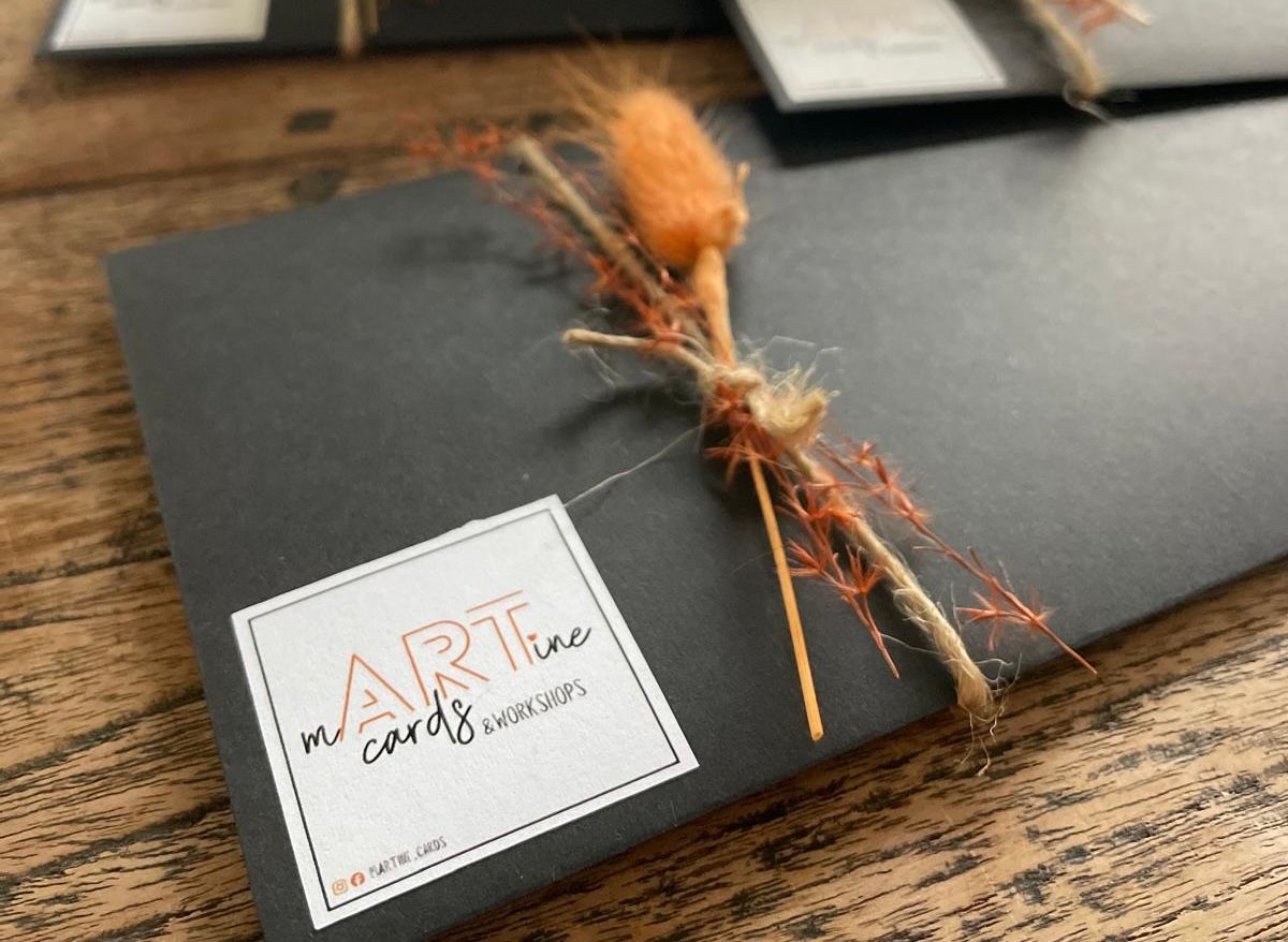 Cadeaubon van mARTine cards met een handgemaakt takje als versiering
